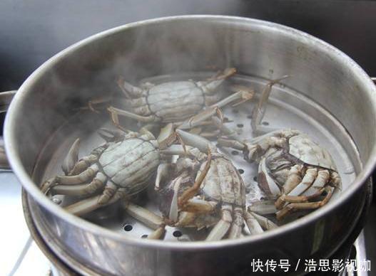 不管蒸什么螃蟹,最忌直接蒸!多加这1步,既不掉腿也不流黄