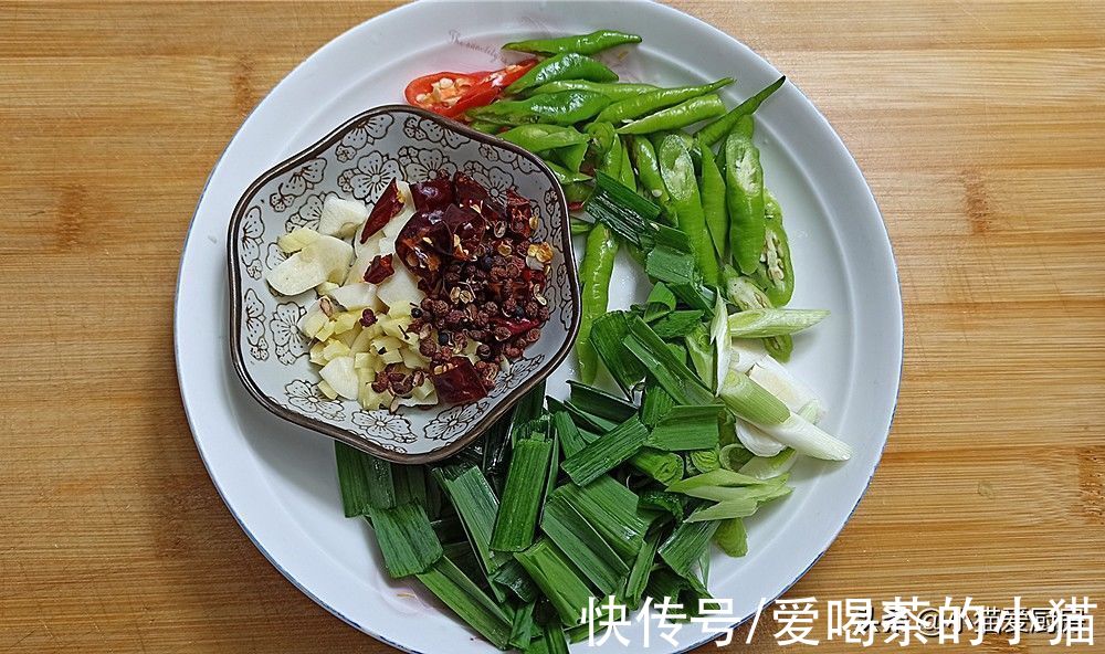 教你“干锅土豆片”做法，麻辣鲜香，特别开胃，冬天吃完浑身暖和