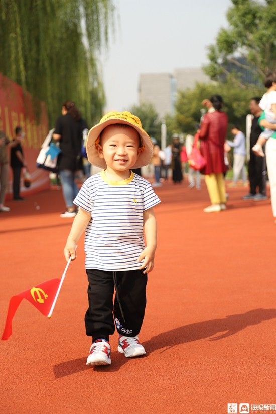 淄博荣耀广场红旗飘扬 热烈庆祝新中国成立72周年|中国红·齐鲁行 | 荣耀广场