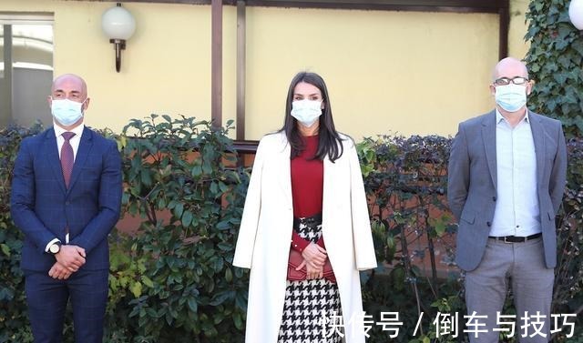 穿搭 莱蒂齐亚王后“萝卜裙”穿出新花样,搭配白色简洁大衣尽显好气质!