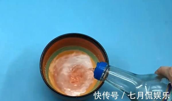 白醋|洗衣服别再只放洗衣液了,多加一碗它,洗出来的衣服更加干净卫生