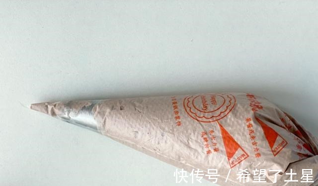 想吃杯子蛋糕不用买，在家轻松做出水光肌小蛋糕，不皱不裂又饱满！