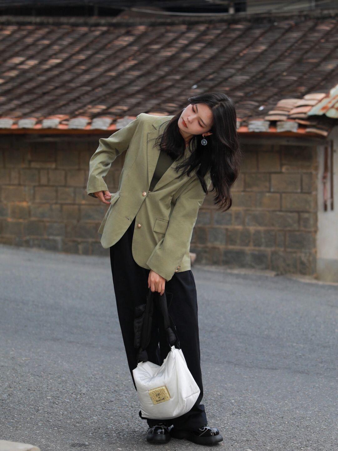 西装外套 秋冬怎样穿出学院风?黄色毛衣+格子半身裙,减龄又时尚!