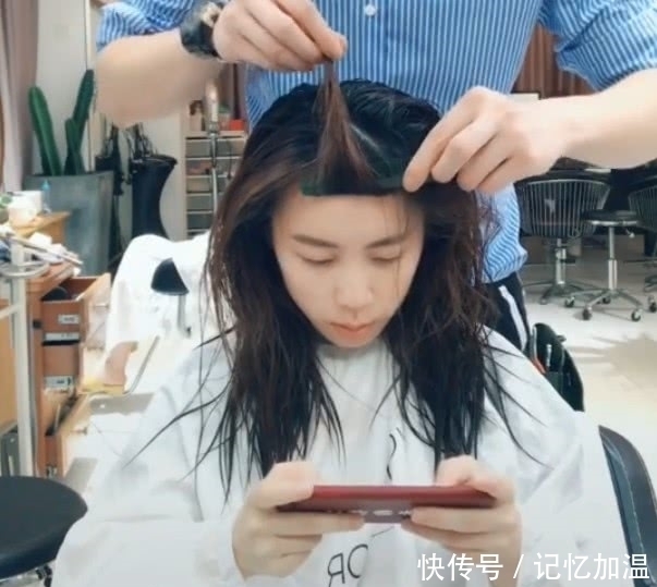 抬头|女生理发时“吃鸡”太专注,抬头看到新发型,妈呀镜子里的是谁