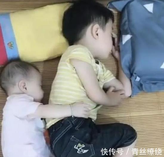 妈妈|哥哥和妹妹在睡觉,妈妈掀开被子,看到的画面好暖心,二胎生对了