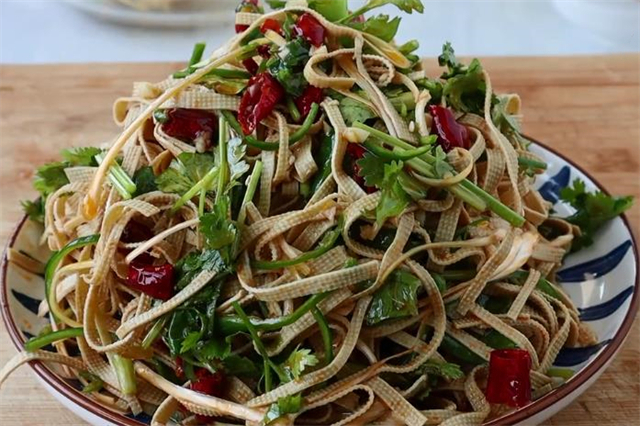 凉拌豆腐皮，很多人不会调料汁，教你一招，味道和饭店一样好吃