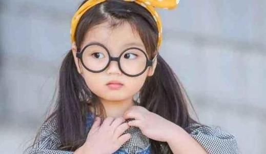 “我要赚钱养弟弟”，4岁的阿拉蕾被过度消费，如今长成了这样