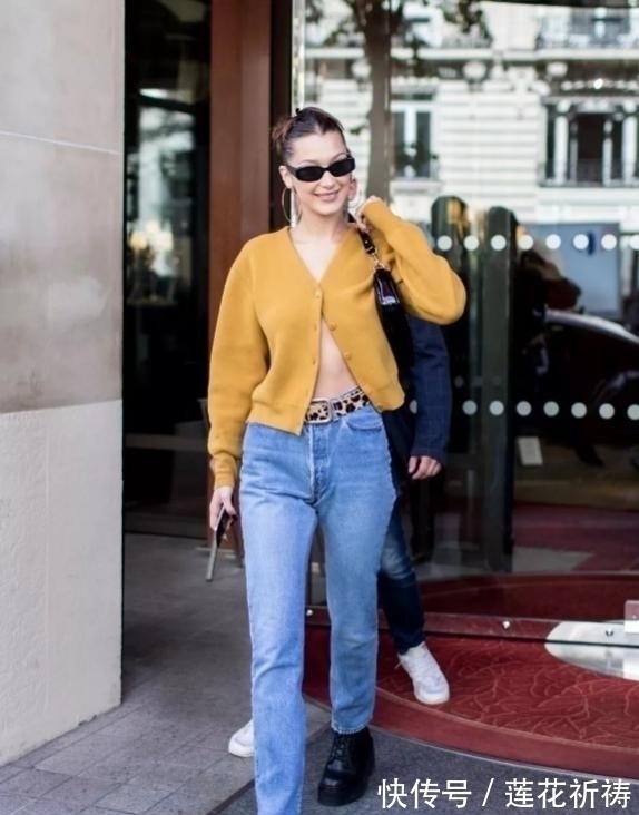 小姐姐 今年流行一种新穿法叫:“奶奶衫+牛仔裤”,显高还显腿长