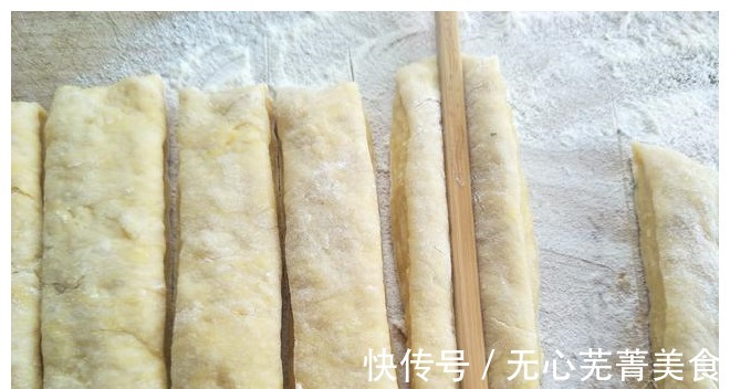 炸油条|想吃油条不用买,在家10分钟就炸好,香酥蓬松,做法配方教给你!