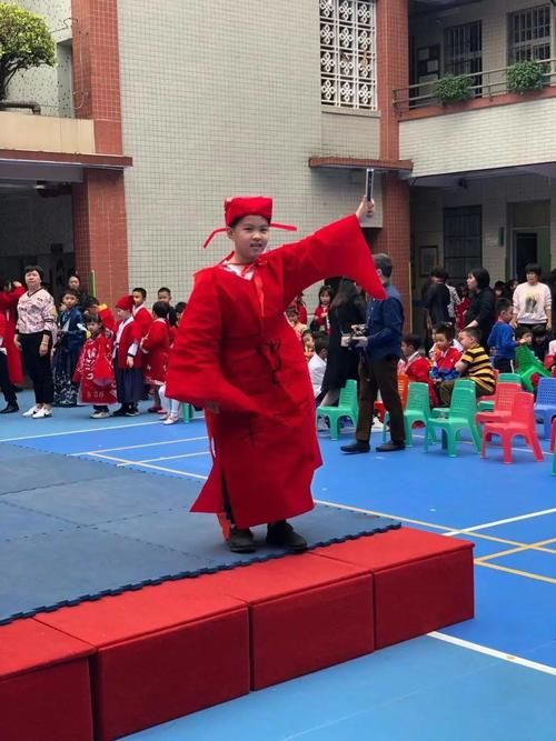  大南路小学493件创意“剪纸汉服”登上“秀场”，展现民族服饰之美！