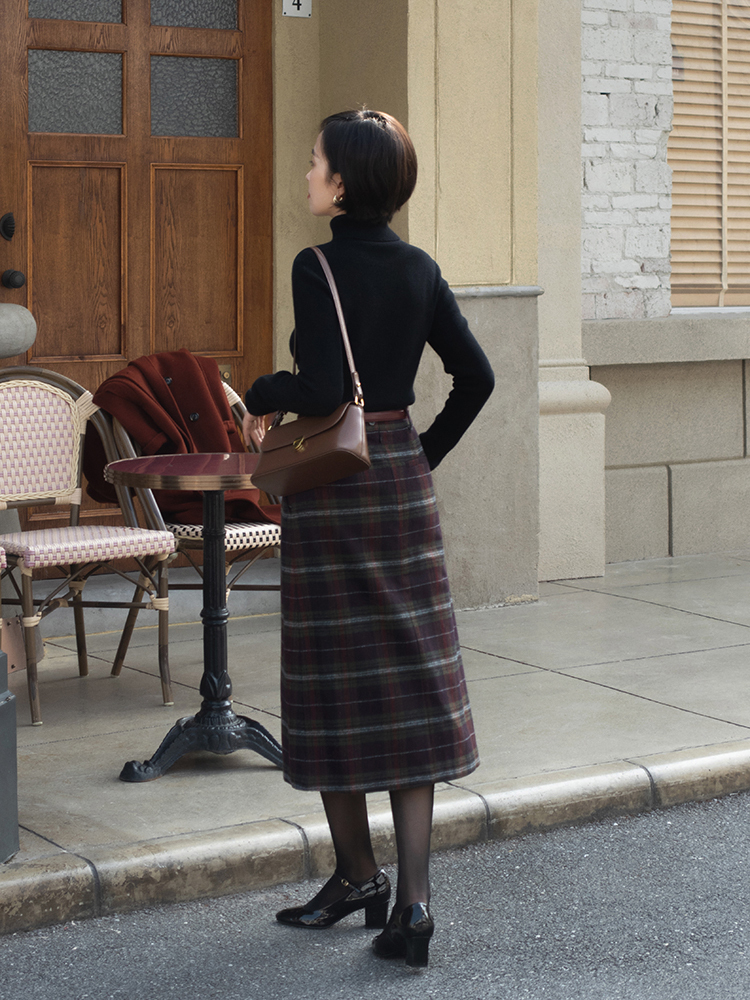 博主 30+女性如何摆脱土气感?针织衫搭配半身裙,高级时髦又减龄