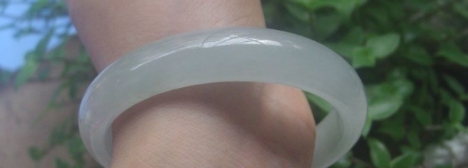 珠宝@美人配美玉,甜美可人的杨钰莹戴上翡翠手镯,更是清新脱俗!