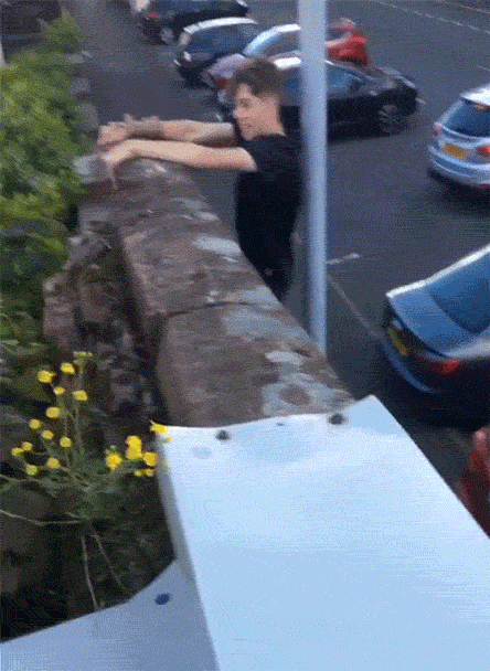 |搞笑段子GIF趣图腿都吓软了?不是吓的,是真的软了啊。