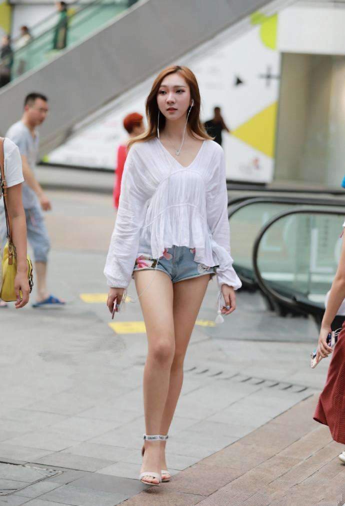 气质|街拍: 清纯的姑娘, 白色上衣搭配灰色半裙, 气质优雅简约而时尚!