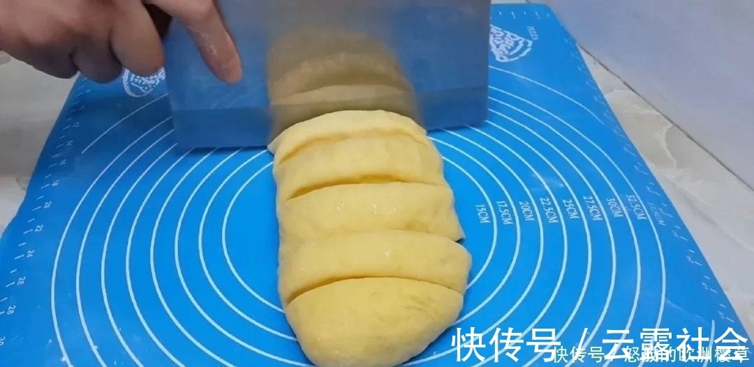 面包这样做才好吃，加4个鸡蛋，比蛋糕简单好吃，没烤箱也能成功