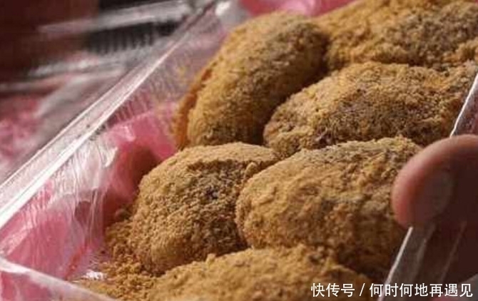 大爷在街上做这种美味的小吃,不到2个小时就快要卖光了