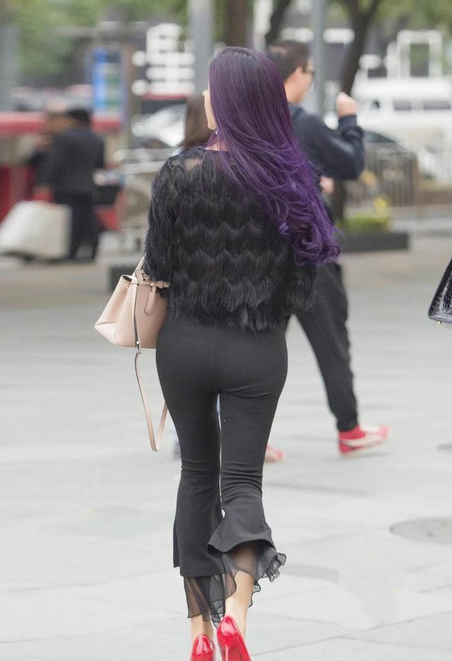 毛绒上衣|时髦女生的穿搭,时尚毛绒上衣配喇叭裤,穿出了秋季时尚的美