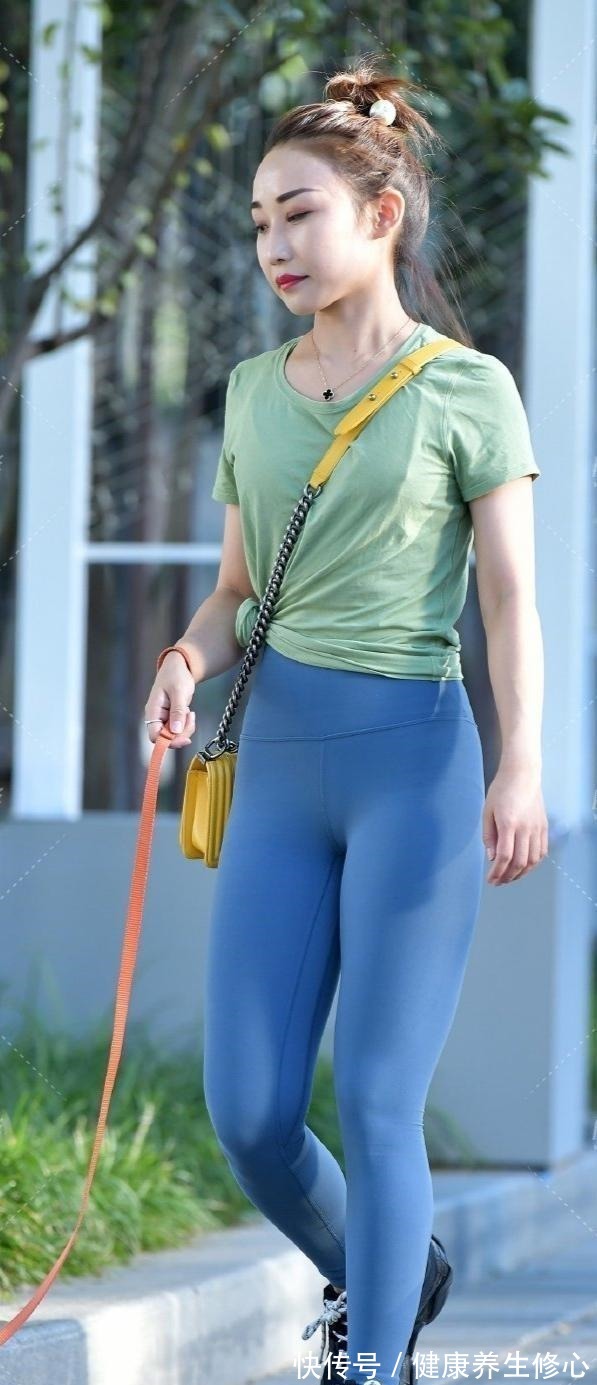 搭配 优雅时尚的瑜伽裤装扮提升气场,打扮起来好看又前卫,光鲜靓丽!