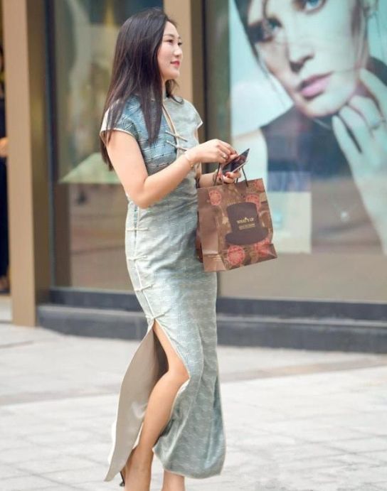 街拍:小姐姐浅笑的样子,时尚的穿搭,很有气质