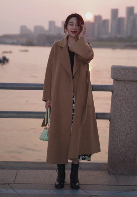小蛮腰 真正洋气的女人,冬天穿大衣都喜欢这样搭配,精致优雅又有气场
