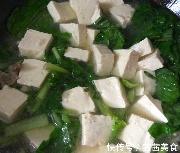 白菜炖豆腐|白菜炖豆腐，先炒白菜或者先炒豆腐都不对，这样才好吃