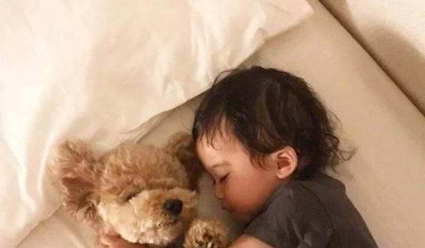 大床|4岁儿子独享2米大床,却总说“睡着挤”,宝妈看完监控后泪目