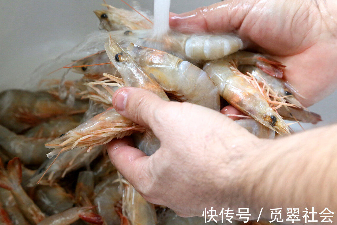 鲜虾|鲜虾,别再用水煮或上锅蒸了,沿海人民教你一招,大虾鲜味不流失