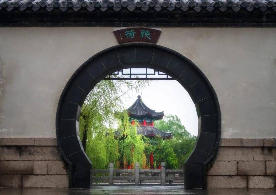 烟雨|雨季中的济南，有柔美也有静谧，雨中撩人胜景恰似“烟雨江南”