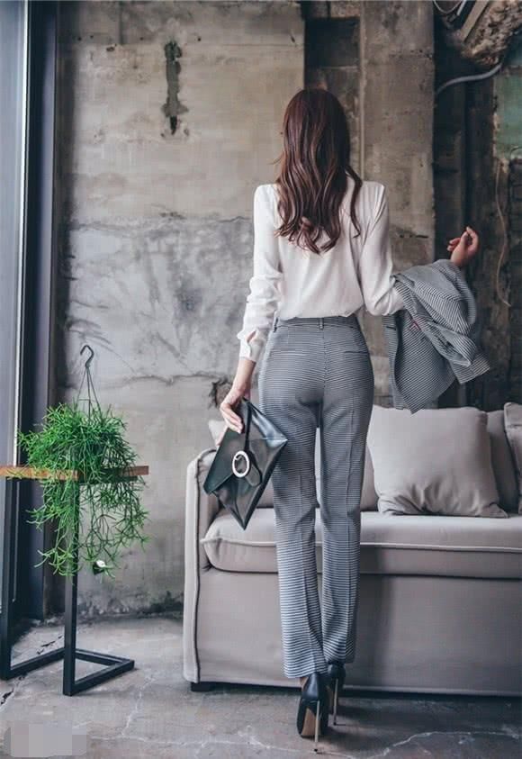 穿上一双|人高腿长,穿上高跟鞋搭配修身裤,不管正面还是背面都会很美