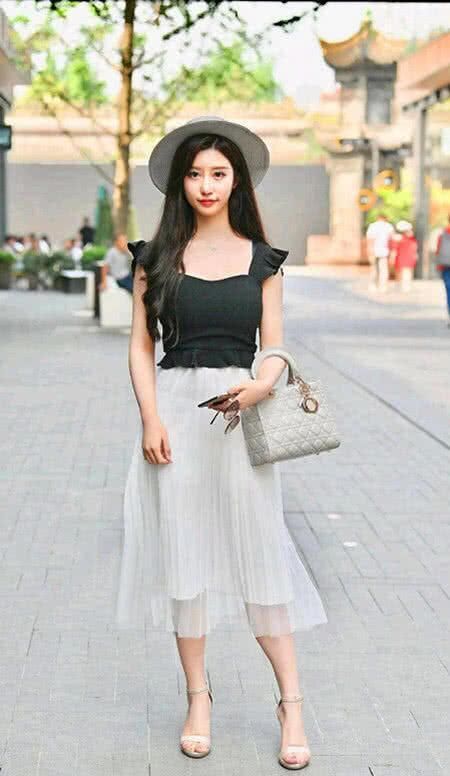 清新的裙子搭配更显窈窕身姿，也能够很好地带来淑女的感觉