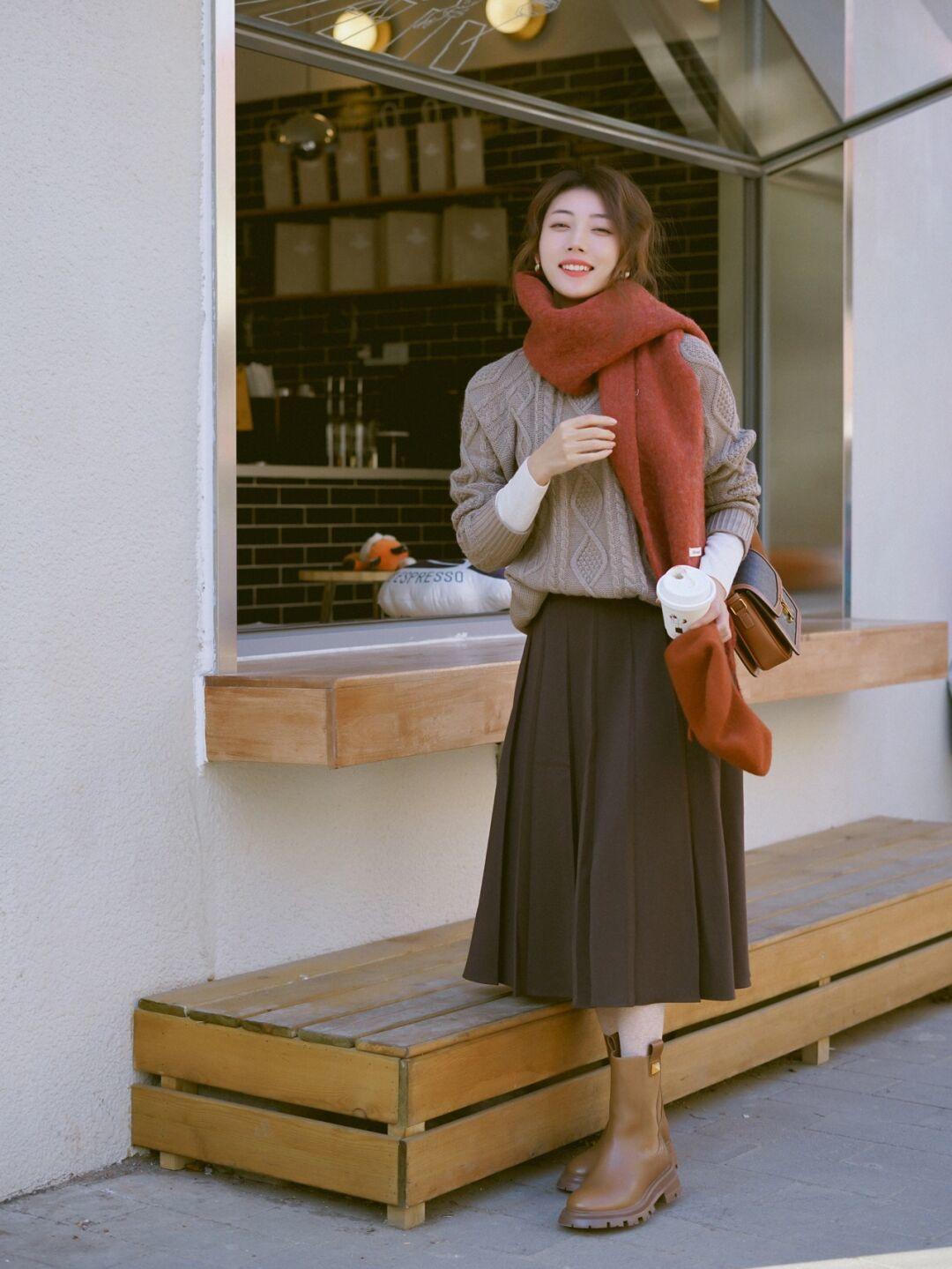 打底衫 降温后毛衣怎么穿更高级?用这4款打造好气质,想不优雅都难