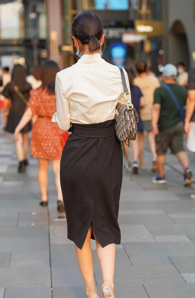 黑色吊带个性阔腿裙,时尚精致,让小姐姐展现俏皮可爱的气质