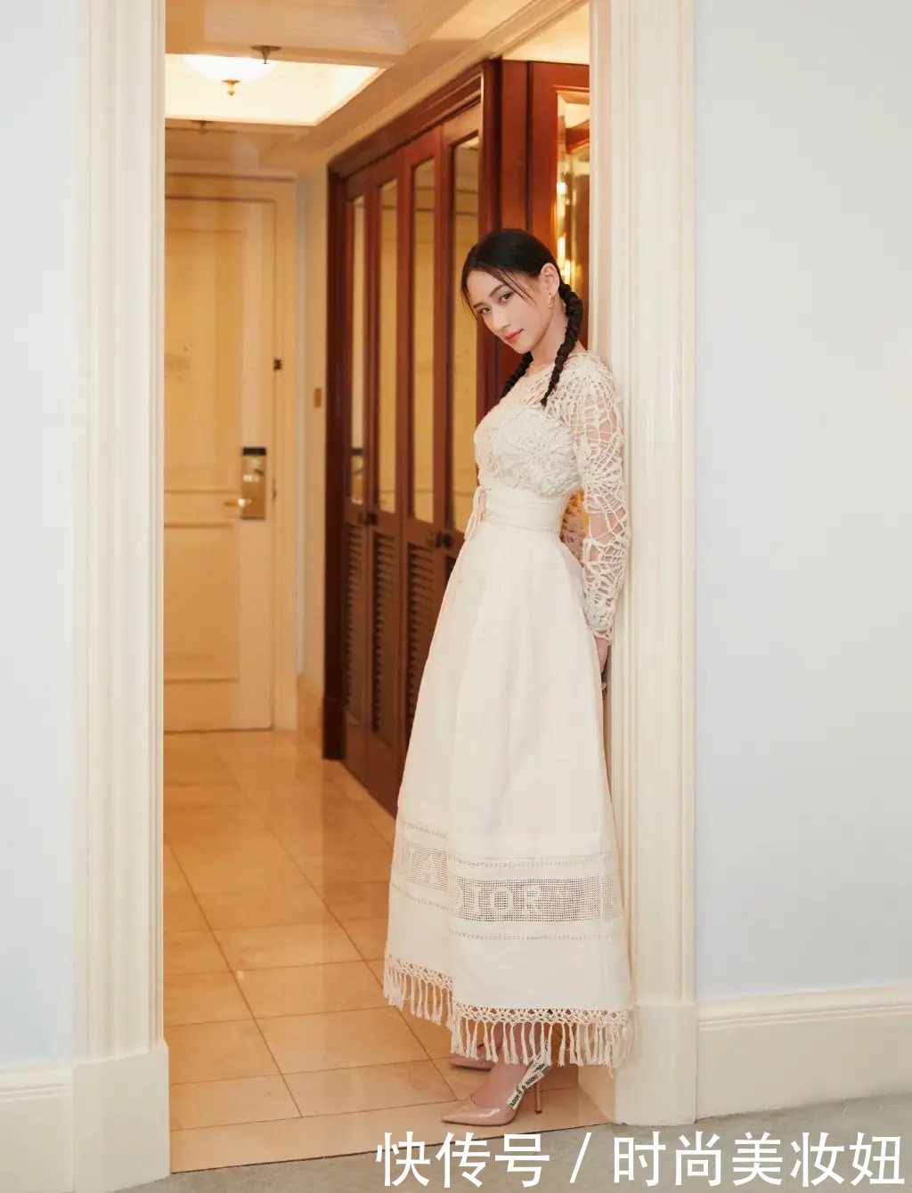 大红色|何超莲到底是豪门千金,同龄人不敢穿的红色裙,她却穿出贵妇范