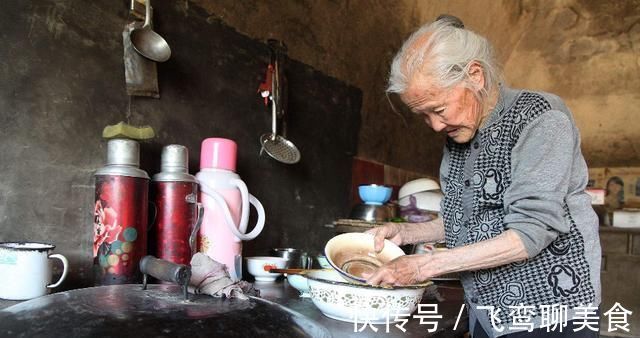 子女们|啃老又出现“新花样”,老人有苦说不出,年轻子女却不以为然