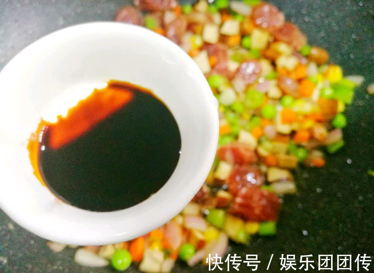 饭菜|懒人香菇香肠焖饭，做法简单，饭菜一锅出，省时又省力