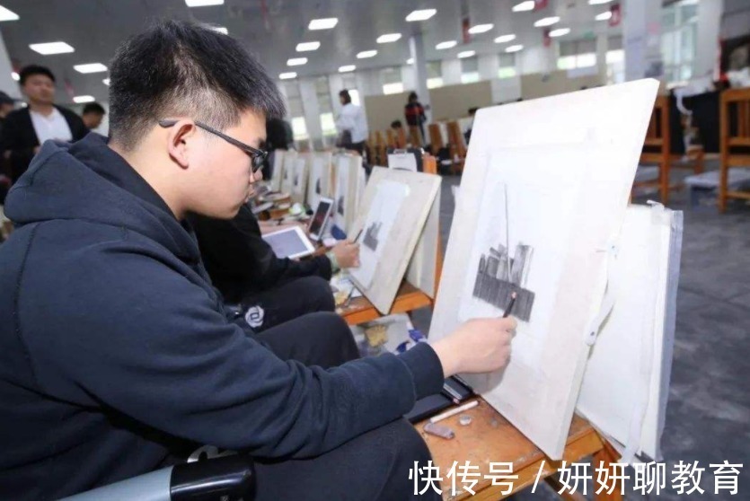 贾玲!美术生画贾玲素描头像,被网友称为“灵魂画师”,直言赶紧换专业