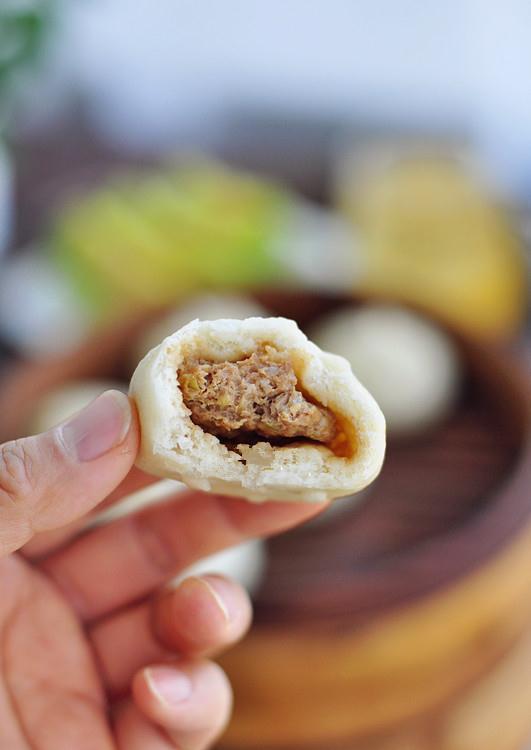 皮软馅嫩的小笼包，一口一个超满足，蒸一锅也不够吃