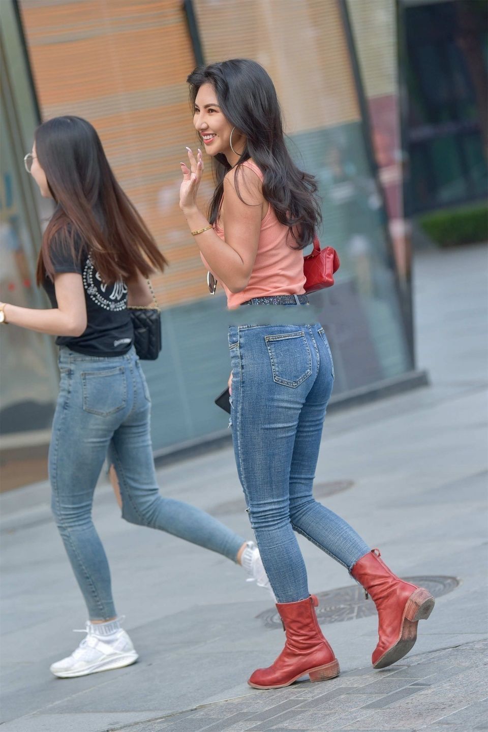 休闲 淡橘色上衣阳光热情,配合牛仔裤,展现别致街头休闲范儿