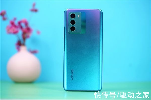 cpu|120Hz高刷+5000大电池 vivo T1电光青图赏