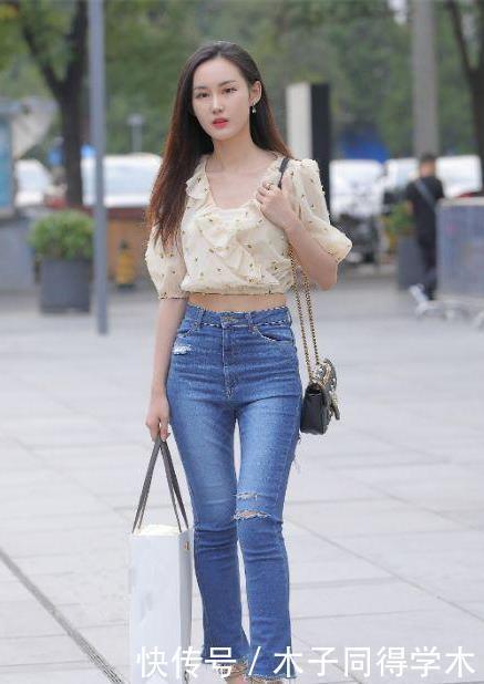  灵动|短款米白色上衣搭配破洞牛仔裤，干净优雅，清纯灵动