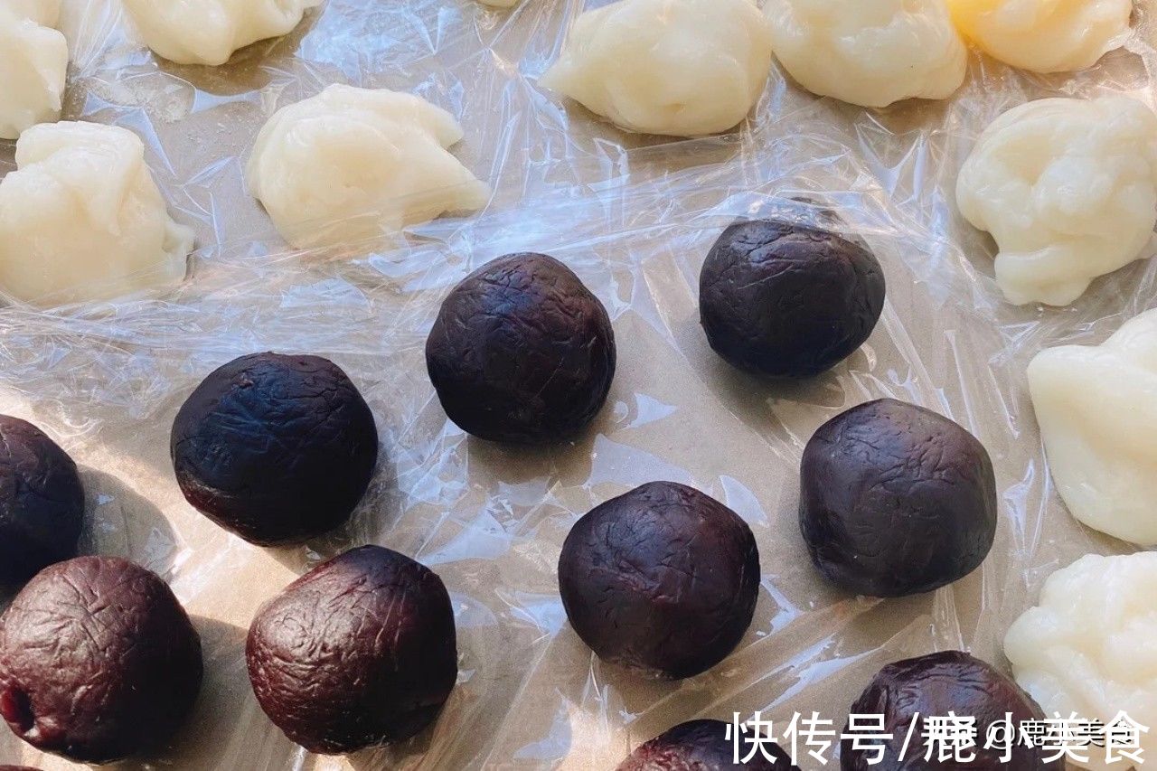 小鹿|不用烤箱，教你做懒人冰皮月饼！操作简单颜值高，Q弹冰糯还拉丝