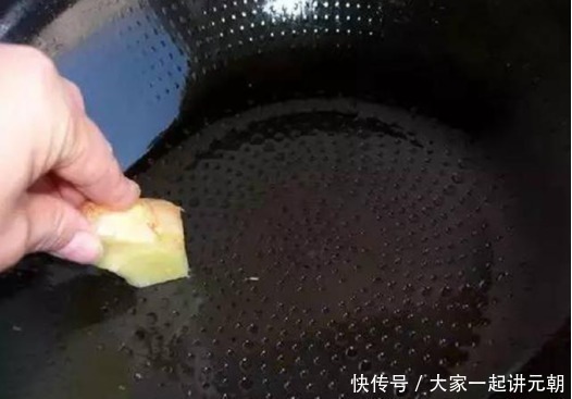 煎豆腐时，万万不可直接下油锅！多加1步，豆腐不碎不粘