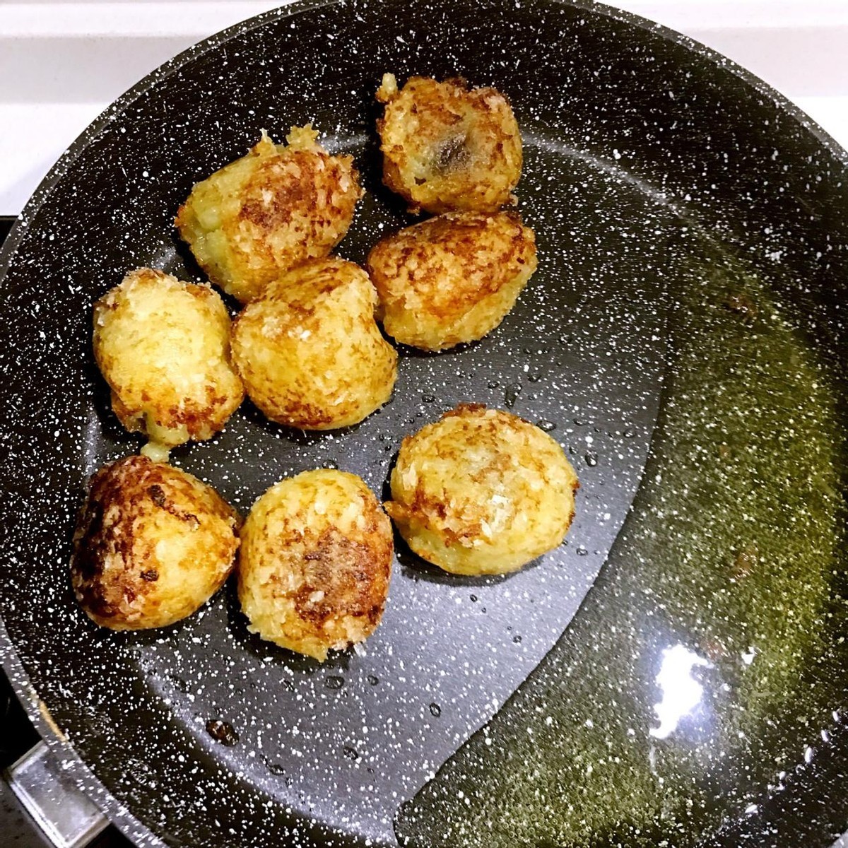 家里面有土豆的可以试试这样做，外酥里嫩，非常好吃