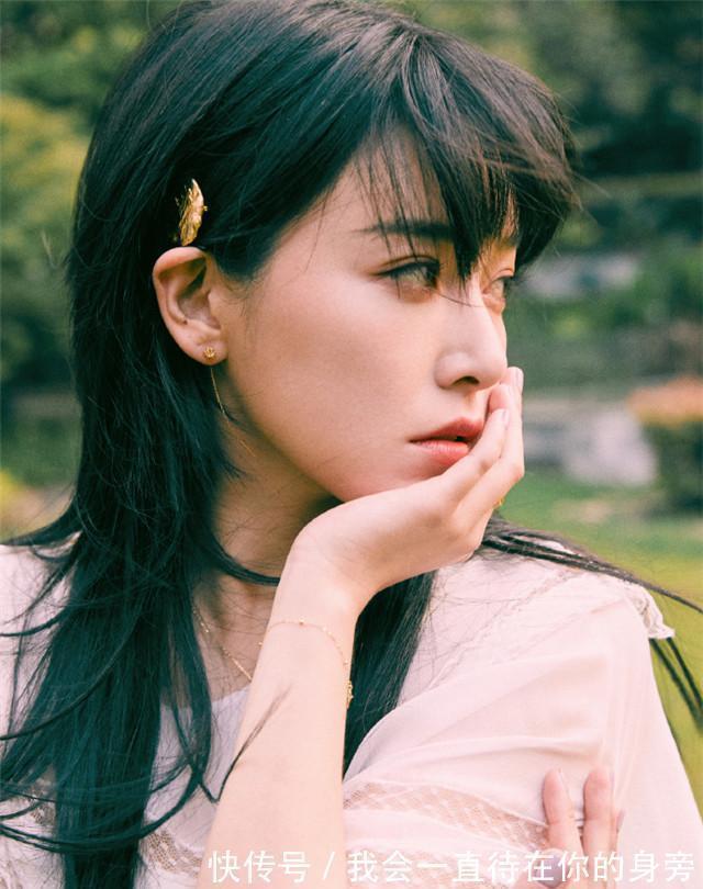 短发 奔五的女人这样穿,搭配这种发型,时髦又减龄