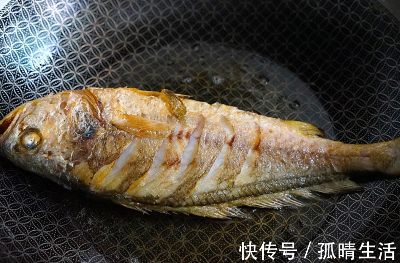 鱼皮|不管煎啥鱼,最忌直接放盐,再加“这2料”,肉质鲜嫩细腻特完整