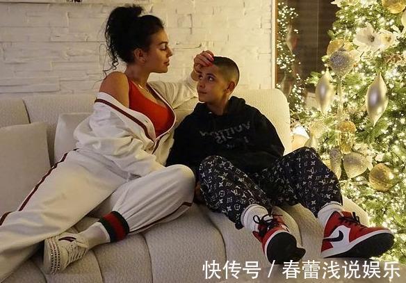 满满的爱|9岁迷你罗深情凝望继母!乔治娜穿着露骨遭批,C罗1家6口太复杂
