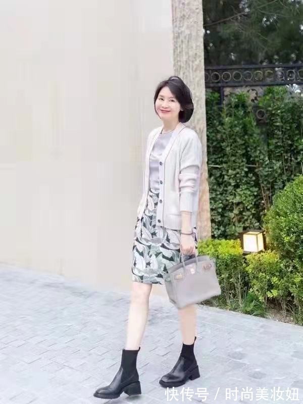 连衣裙|50岁女人穿搭要“贵气”,不信你看她,靠穿搭赢得体面又优雅