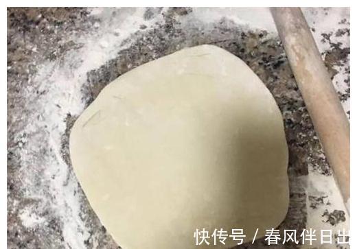想吃披萨不用买，在家做10块钱搞定，没有烤箱也能做，喷香酥脆