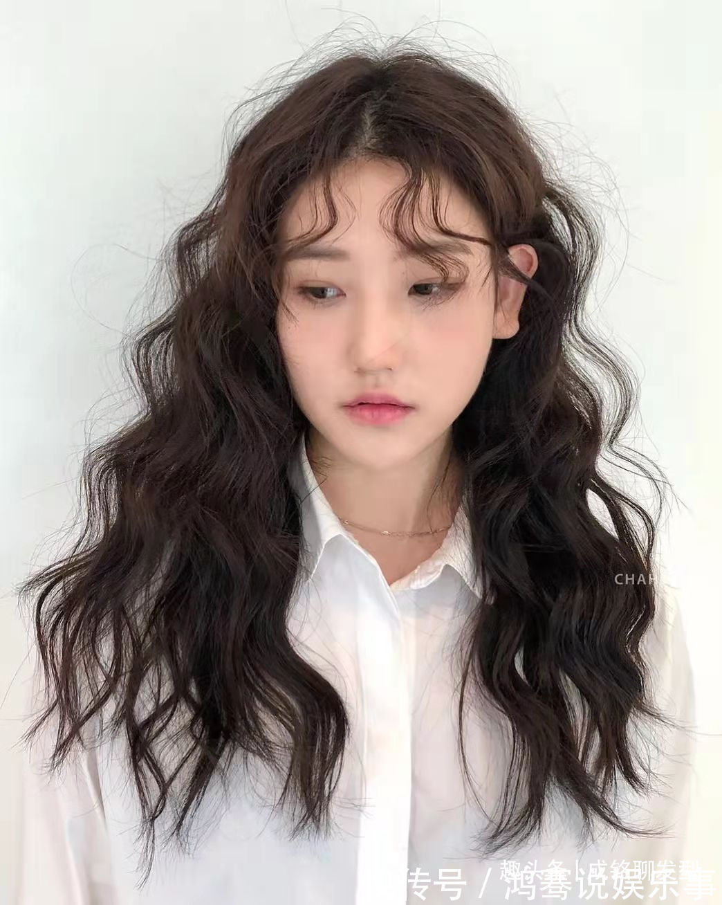 羊毛卷 入秋后很火的发型发色,显白瘦脸让你颜值爆表,时髦精们请收藏