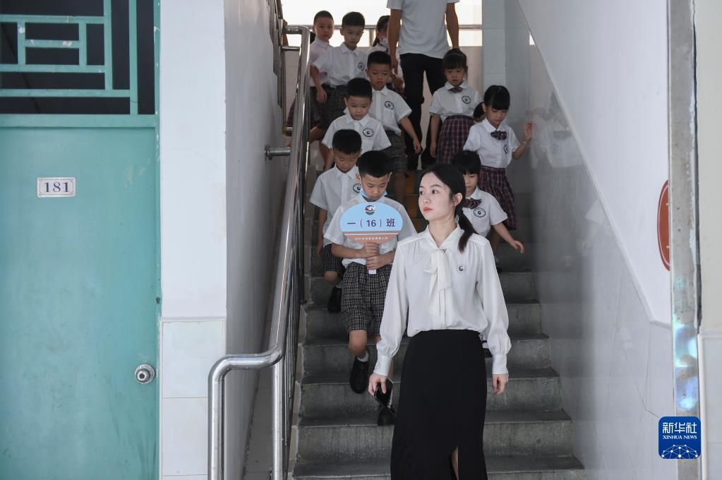 深圳市福田区南园小学|小朋友，你们的“萌新”港青老师正式上线啦